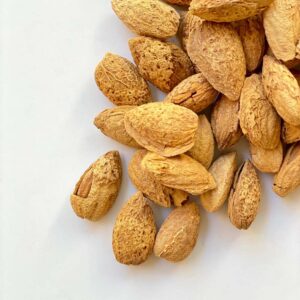 Mandorle in guscio tostate e salate